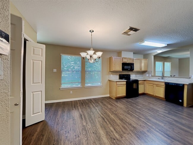 property at 3413 Stratford Ln