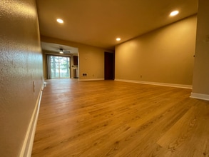 13334 SE Sherman St in Portland, OR - Foto de edificio - Building Photo