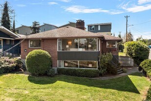 14559 37th Ave NE in Lake Forest Park, WA - Building Photo