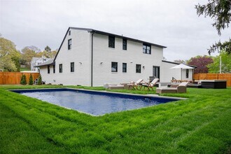 17 Underhill Dr in Southampton, NY - Building Photo - Building Photo