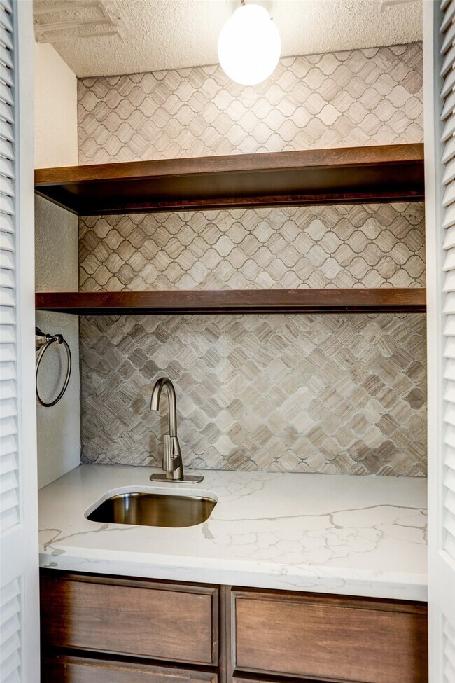 1881 Bering Dr in Houston, TX - Building Photo - Building Photo