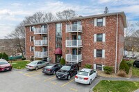 Marlborough Court Condominium in Marlborough, MA - Foto de edificio - Building Photo