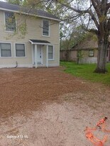 312 S Pumphrey St in Edna, TX - Building Photo