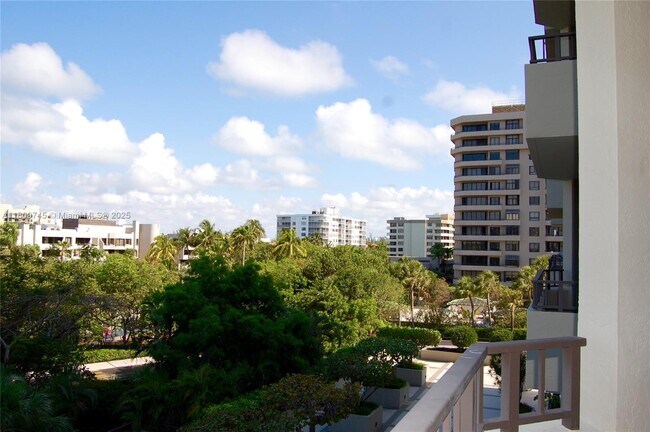 201 Crandon Blvd in Key Biscayne, FL - Building Photo - Building Photo