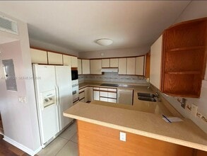 2385 W 69th St in Hialeah, FL - Building Photo - Building Photo