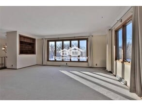 1241 Holly Dr E in Hugo, MN - Foto de edificio - Building Photo