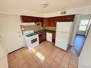 11216 Liana Ln in St. Ann, MO - Foto de edificio - Building Photo