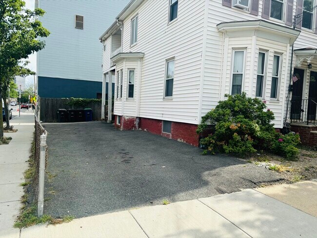 15 Ellsworth St, Unit #1 in Somerville, MA - Building Photo - Building Photo
