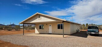 537 E Ash St in Huachuca City, AZ - Building Photo