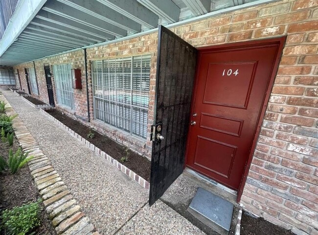 5617 Bissonnet St in Houston, TX - Building Photo - Building Photo