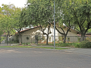 The Woodside in Fresno, CA - Building Photo - Building Photo