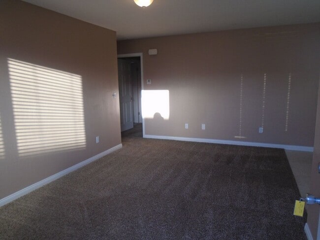 636 W Day Ave in Bakersfield, CA - Building Photo - Building Photo