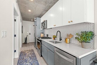 203 W Huron St in Chicago, IL - Building Photo - Building Photo