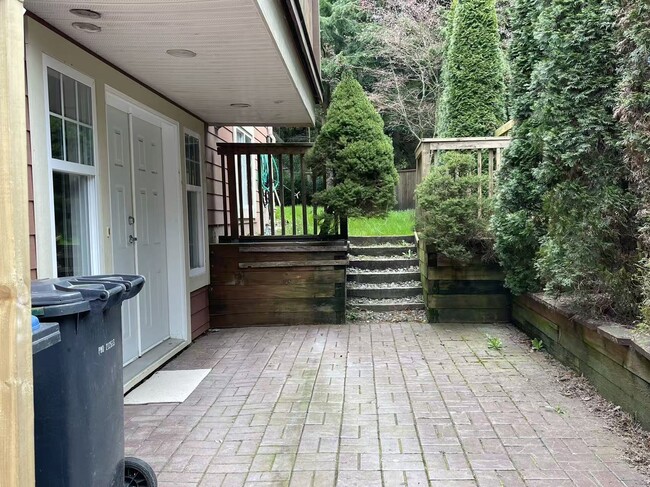16 Cliffwood Dr in Port Moody, BC - Building Photo - Building Photo