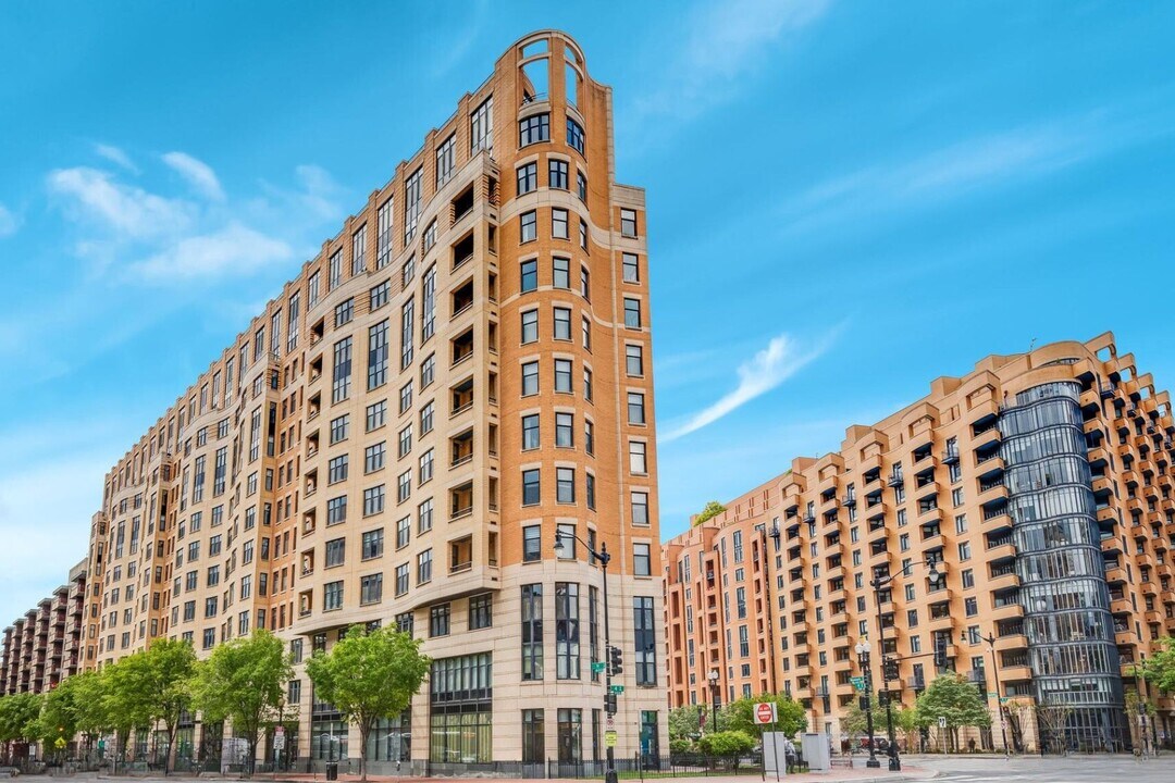 400 Massachusetts Ave NW in Washington, DC - Building Photo