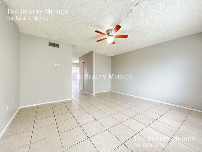 2011 Whitby Dr in Orlando, FL - Building Photo - Building Photo