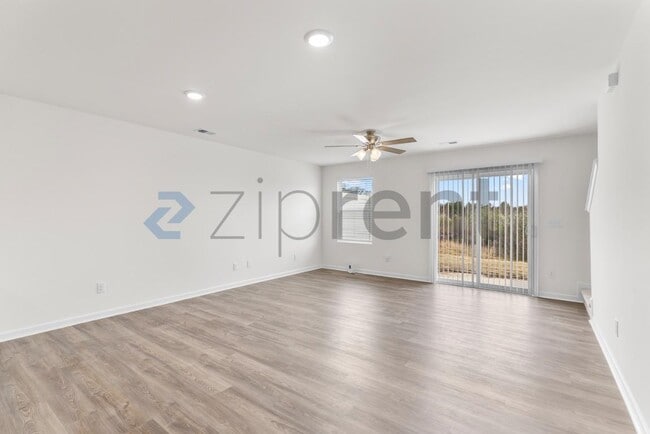 1926 Tranquility Cir in Newton, NC - Foto de edificio - Building Photo