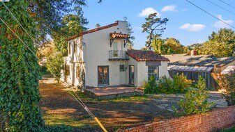 2081 Oakwood Dr in East Palo Alto, CA - Building Photo