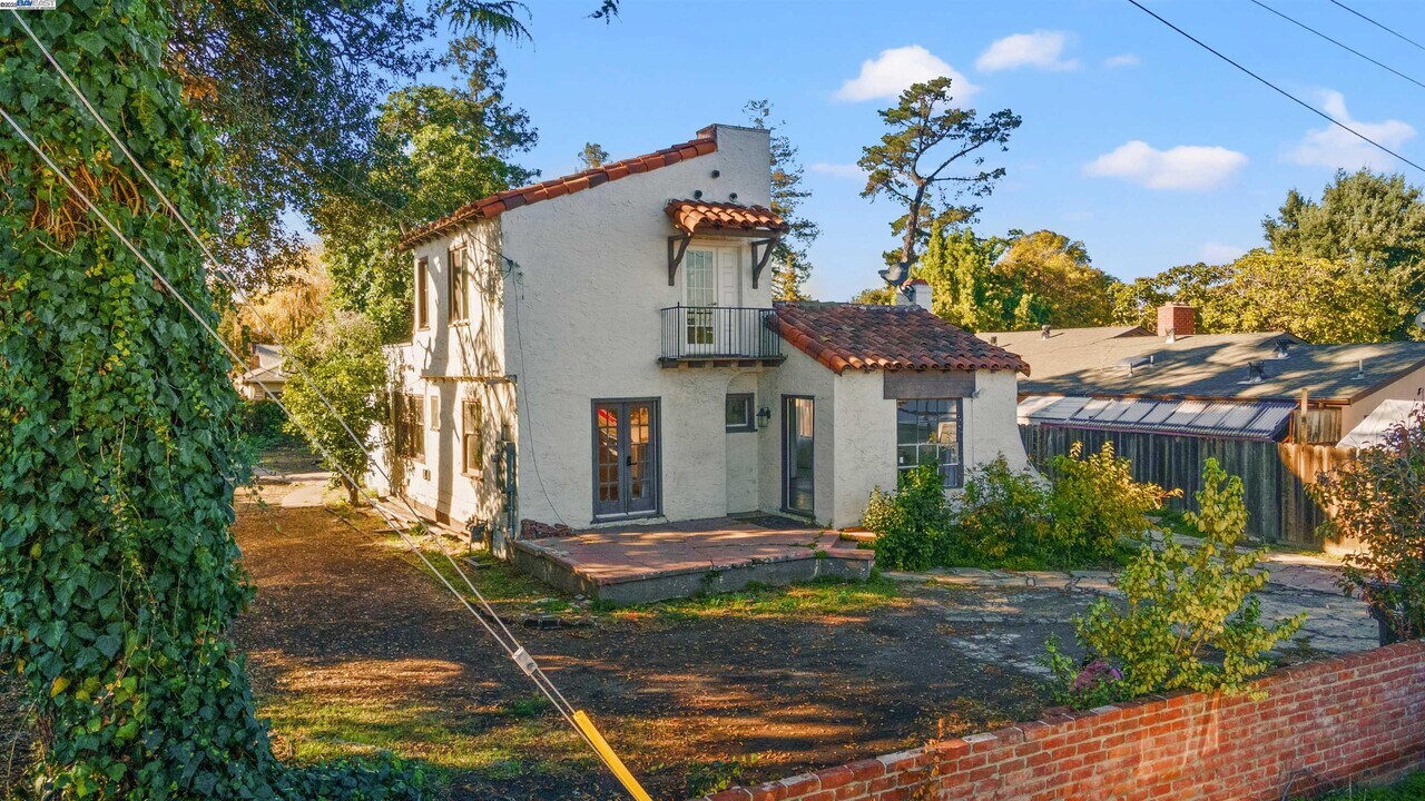 2081 Oakwood Dr in East Palo Alto, CA - Building Photo