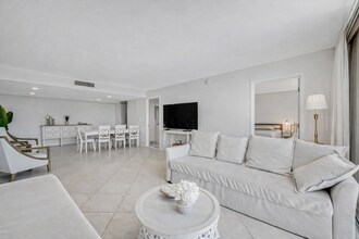 5600 N Flagler Dr, Unit 804 in West Palm Beach, FL - Building Photo - Building Photo