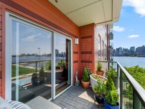 99 Sumner St, Unit 321 in Boston, MA - Foto de edificio - Building Photo