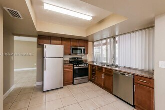 8469 Windsor Dr in Miramar, FL - Building Photo - Building Photo
