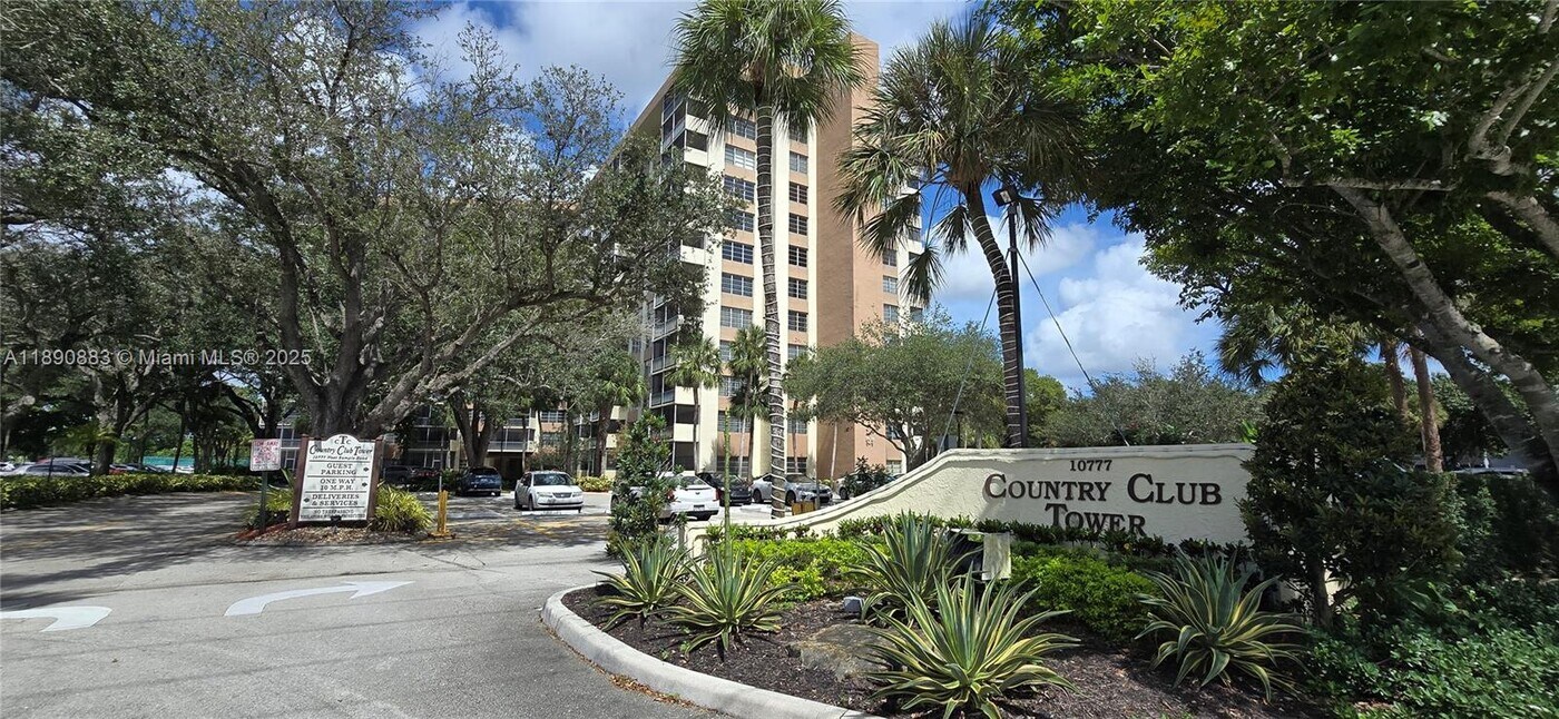 10777 W Sample Rd in Coral Springs, FL - Building Photo