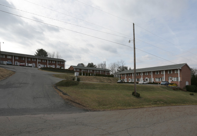 Lin Don Townhouses in Halifax, PA - Foto de edificio - Building Photo