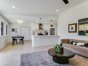 11711 Sterlinghill Dr in Austin, TX - Building Photo - Building Photo