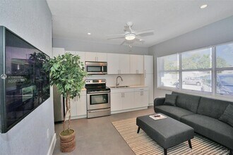 60 NW 76th St-Unit -26 in Miami, FL - Building Photo - Building Photo