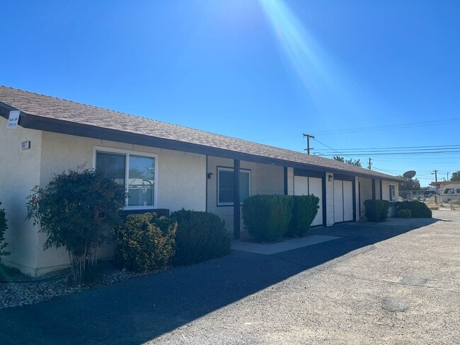 16077 Juniper St in Hesperia, CA - Foto de edificio - Building Photo