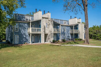 The Oaks Apartments in Raleigh, NC - Building Photo - Building Photo