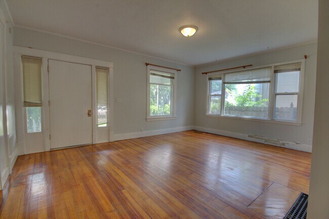 1127 11th St-Unit -Apt 1 in Moline, IL - Building Photo - Building Photo