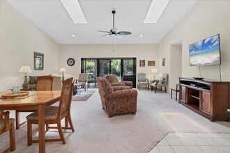 3946 Wilshire Cir E in Sarasota, FL - Building Photo - Building Photo