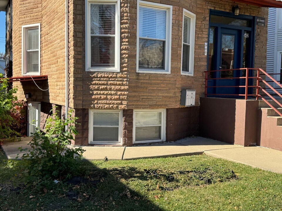2542 N Newcastle Ave in Chicago, IL - Building Photo