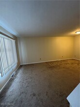 2358 Echo Valley Dr in Stow, OH - Building Photo - Building Photo