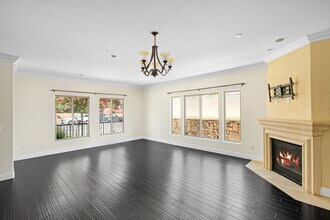 165 N Kenneth Rd in Burbank, CA - Building Photo - Building Photo