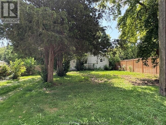 property at 8 Siskind Ct
