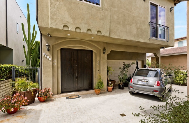 2027 Butler Ave in Los Angeles, CA - Building Photo - Building Photo