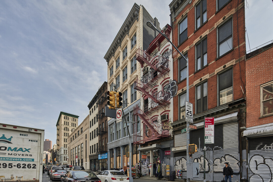 304 Canal St in New York, NY - Building Photo