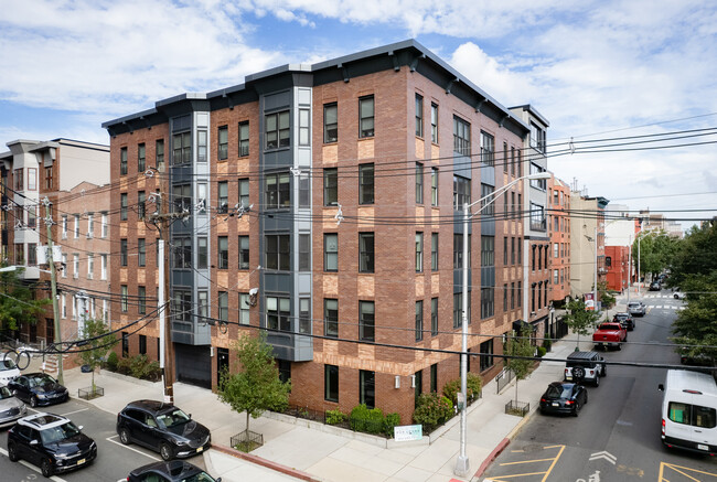 662 1st St in Hoboken, NJ - Building Photo - Building Photo