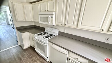 11065 W Olympic Blvd in Los Angeles, CA - Building Photo - Building Photo