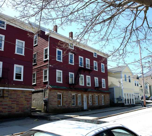 140 Sayles St in Woonsocket, RI - Building Photo - Building Photo