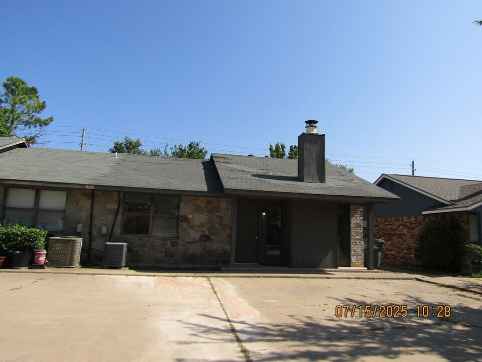 908 NE Tortoise Dr in Lawton, OK - Building Photo