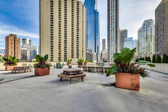 70 W Huron St, Unit 2201 in Chicago, IL - Foto de edificio - Building Photo