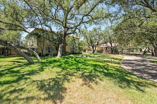 1207 Lakeway Dr in Lakeway, TX - Building Photo - Building Photo