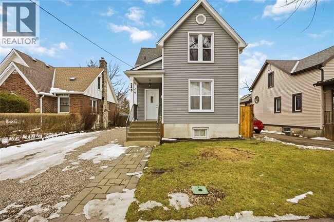 243 Brock St S in Sarnia, ON - Foto de edificio - Building Photo