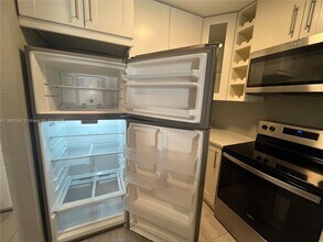 8145 NW 7th St, Unit 221 in Miami, FL - Building Photo - Building Photo