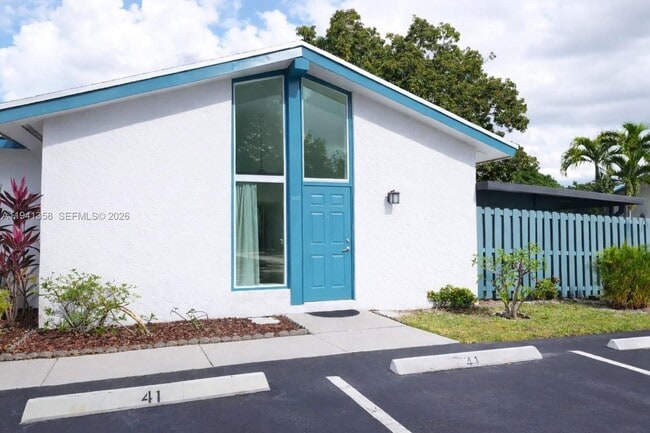 7441 W Sunrise Blvd in Plantation, FL - Building Photo - Building Photo