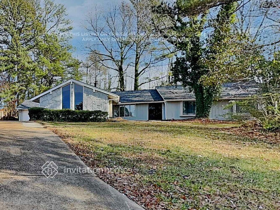 5388 Golfcrest Cir in Stone Mountain, GA - Foto de edificio